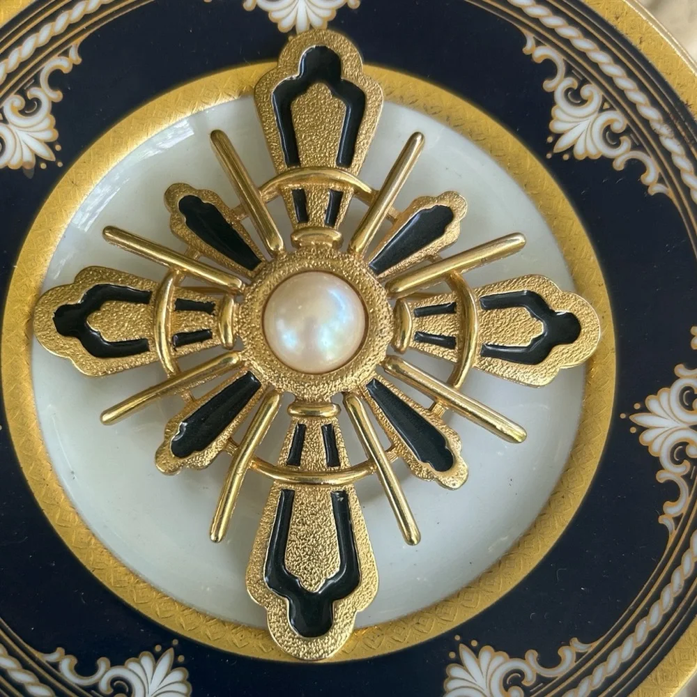 Vintage Black & Gold Maltese Cross Brooch